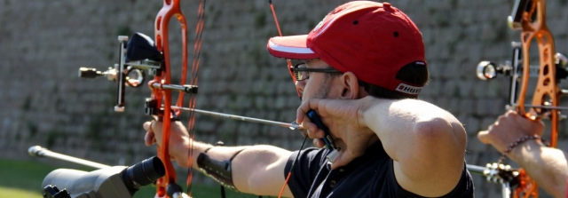  menino praticando tiro com arco 
